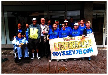 Manfred Lindenbaum mit seiner großen Familie am 29. Juni 2014 vor dem früheren Wohnhaus Massener Straße 3